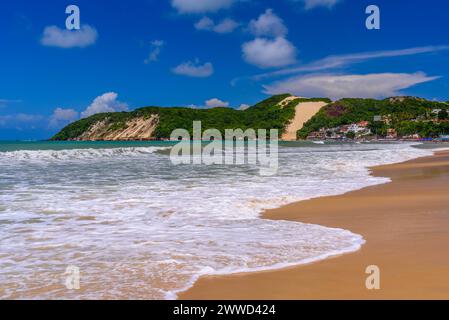 Ponta Negra Beach, mit Morro do Careca im Hintergrund, Natal, Rio Grande do Norte, Brasilien. Stockfoto