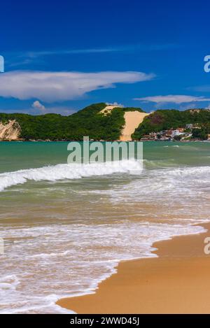 Ponta Negra Beach, mit Morro do Careca im Hintergrund, Natal, Rio Grande do Norte, Brasilien. Stockfoto