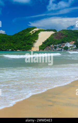 Ponta Negra Beach, mit Morro do Careca im Hintergrund, Natal, Rio Grande do Norte, Brasilien. Stockfoto