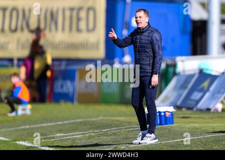 John Doolan, Trainer von Accrington Stanley, war während des Spiels der Sky Bet League Two im VBS Community Stadium in Sutton auf der Touchline. Bilddatum: Samstag, 23. März 2024. Stockfoto