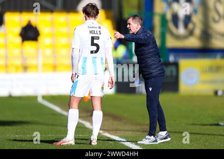 John Doolan, Trainer von Accrington Stanley, spricht während des Spiels der Sky Bet League Two im VBS Community Stadium in Sutton mit Brad Hills von Accrington Stanley. Bilddatum: Samstag, 23. März 2024. Stockfoto