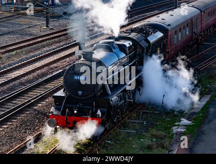 Edinburgh, Schottland, Großbritannien. März 2024. Eine seltene Black 5 (oder Class 5 Mixed Traffic) Dampflokomotive Nummer 44871, die von der Railway Touring Company betrieben wird, zieht Waggons mit Dampfzugliebhabern auf einem Tagesausflug von York nach Edinburgh. PIC; die Lokomotive wird auf dem Anschlussgleis Joppa in Edinburgh mit Kohle bewässert. Iain Masterton/Alamy Live News Stockfoto