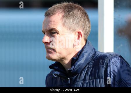 Accrington Stanley Manager John Doolan während des Spiels der Sky Bet League Two im VBS Community Stadium, Sutton. Bilddatum: Samstag, 23. März 2024. Stockfoto