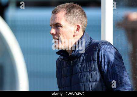 Accrington Stanley Manager John Doolan während des Spiels der Sky Bet League Two im VBS Community Stadium, Sutton. Bilddatum: Samstag, 23. März 2024. Stockfoto