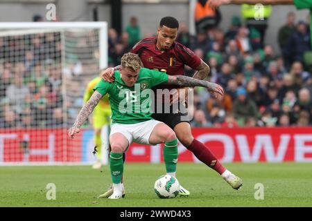 Sammie Szmodics (links) und der belgische Orel Mangala kämpfen während des internationalen Freundschaftsspiels im Aviva Stadium in Dublin um den Ball. Bilddatum: Samstag, 23. März 2024. Stockfoto