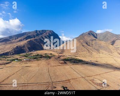 Ein Luftbild der Berge entlang der Westküste von Maui aus Olowalu, Hawaii. Stockfoto