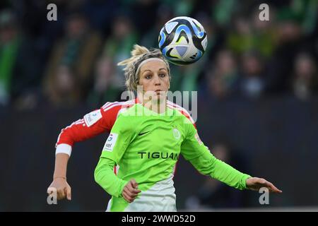 Wolfsburg, Deutschland. März 2024. Fußball, Frauen: Bundesliga, VfL Wolfsburg - Bayern München, Spieltag 17, Volkswagen Arena. Wolfsburgs Kathrin Hendrich in Aktion. Hinweis: Swen Pförtner/dpa – WICHTIGER HINWEIS: gemäß den Vorschriften der DFL Deutscher Fußball-Liga und des DFB Deutscher Fußball-Bundes ist es verboten, im Stadion und/oder des Spiels aufgenommene Fotografien in Form von sequenziellen Bildern und/oder videoähnlichen Fotoserien zu verwenden oder zu nutzen./dpa/Alamy Live News Stockfoto