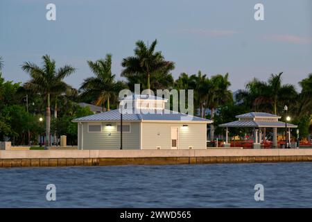 Öffentliche Toiletten am Harborwalk im Gilchrist Park in Punta Gorda, Florida Stockfoto