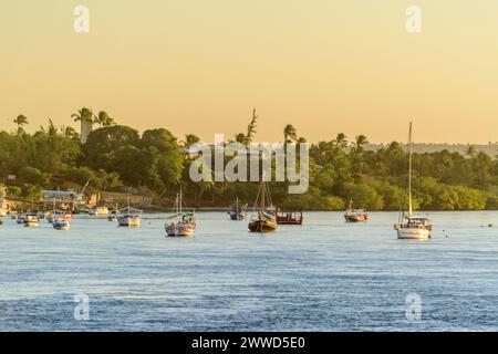 Pipa Beach Brasilien. Boote am späten Nachmittag in Lagoa das Guarairas, Tibau do Sul, in der Nähe der Strände Natal und Pipa, Rio Grande do Norte, Brasilien, auf Marc Stockfoto