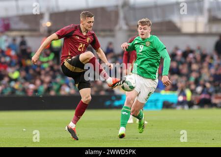 Der belgische Timothy Castagne (links) und Evan Ferguson der Republik Irland kämpfen während des internationalen Freundschaftsspiels im Aviva Stadium in Dublin um den Ball. Bilddatum: Samstag, 23. März 2024. Stockfoto