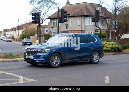 Unmarkiertes Polizeiauto mit blinkenden blauen Lichtern, das auf der Victoria Avenue in Richtung Zentrum von Southend auf Sea, Essex, Großbritannien fährt Stockfoto