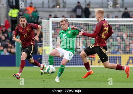 Sammie Szmodics (Mitte) der Republik Irland im Spiel mit Timothy Castagne (links) und Arthur Vermeeren (links) während des internationalen Freundschaftsspiels im Aviva Stadium in Dublin. Bilddatum: Samstag, 23. März 2024. Stockfoto