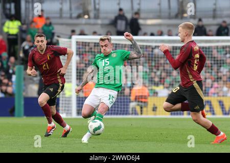 Sammie Szmodics (Mitte) der Republik Irland im Spiel mit Timothy Castagne (links) und Arthur Vermeeren (links) während des internationalen Freundschaftsspiels im Aviva Stadium in Dublin. Bilddatum: Samstag, 23. März 2024. Stockfoto