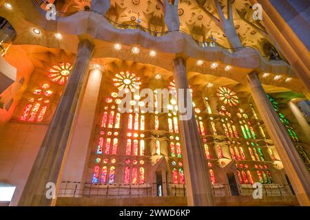 Bunte Bleiglasfenster im Seitenschiff, Sagrada Familia, Basilika von Antoni Gaudi, Barcelona, Katalonien, Spanien *** Bunte Buntglasfenster im Seitenschiff, Sagrada Familia, Basilika von Antoni Gaudi, Barcelona, Katalonien, Spanien Stockfoto