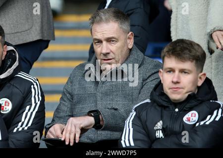 Birkenhead, Großbritannien. März 2024. Scott Lindsey, der Crawley Town Manager, nimmt seinen Platz in der Directors Box ein, während er ein Touchline-Verbot verhängt. EFL Skybet Football League Two Match, Tranmere Rovers gegen Crawley Town im Prenton Park, Birkenhead, Wirral am Samstag, 23. März 2024. Dieses Bild darf nur für redaktionelle Zwecke verwendet werden. Nur redaktionelle Verwendung, .PIC von Chris Stading/ Credit: Andrew Orchard Sportfotografie/Alamy Live News Stockfoto