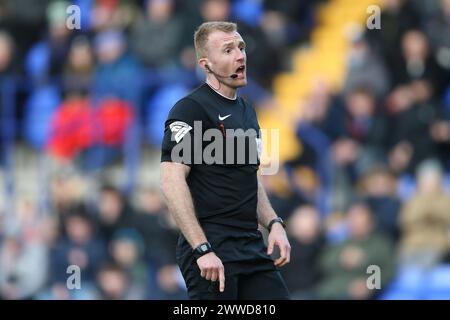 Birkenhead, Großbritannien. März 2024. Schiedsrichter Stephen Parkinson sieht zu. EFL Skybet Football League Two Match, Tranmere Rovers gegen Crawley Town im Prenton Park, Birkenhead, Wirral am Samstag, 23. März 2024. Dieses Bild darf nur für redaktionelle Zwecke verwendet werden. Nur redaktionelle Verwendung, .PIC von Chris Stading/ Credit: Andrew Orchard Sportfotografie/Alamy Live News Stockfoto