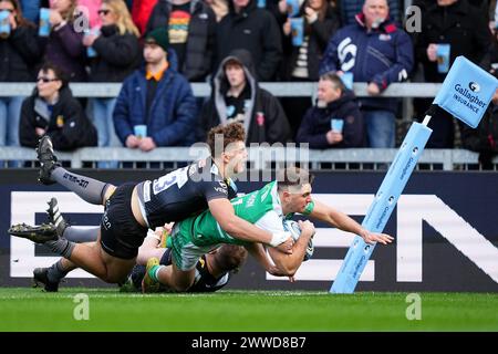 Exeter, Großbritannien. März 2024. Ben Stevenson von Newcastle Falcons erzielte den ersten Versuch für Newcastle während des Gallagher Premiership Rugby-Spiels zwischen Exeter Chiefs und Newcastle Falcons Rugby am 23. März 2024 im Sandy Park, Exeter, UK. Foto von Scott Boulton. Nur redaktionelle Verwendung, Lizenz für kommerzielle Nutzung erforderlich. Keine Verwendung bei Wetten, Spielen oder Publikationen eines einzelnen Clubs/einer Liga/eines Spielers. Quelle: UK Sports Pics Ltd/Alamy Live News Stockfoto