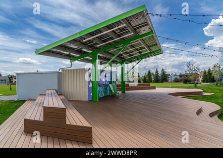 Calgary Alberta Canada, 20. Juni 2023: Solarpaneele in einem Outdoor Park mit Verbunddielen und Parkbänken unter Sommerhimmel. Stockfoto