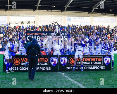 Chesterfield, Großbritannien. März 2024. Jamie Grimes aus Chesterfield hebt am 23. März 2024 die National League Trophy mit seinem Team während des Spiels Chesterfield FC gegen Boreham Wood FC Vanarama National League im SMH Group Stadium, Chesterfield, England, Großbritannien. Credit: Every Second Media/Alamy Live News Stockfoto