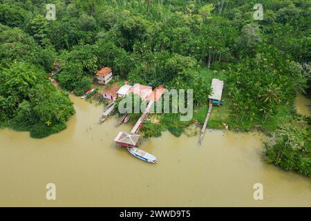 Luftaufnahme eines kleinen Gemeinschaftshauses im tropischen Regenwald am Fluss in der Nähe von Belem City im Norden Brasiliens Stockfoto