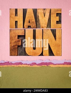 Viel Spaß beim abstrakten Wort – Text in Vintage-Buchdruckblöcken mit Holzart auf Kunstdruckpapier Stockfoto
