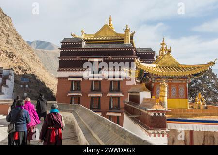 Pilger, die im Uhrzeigersinn umfahren (kora) um das Kloster Labrang. Xiahe County, Gannan, Autonome Tibetische Präfektur, Gansu, China Stockfoto