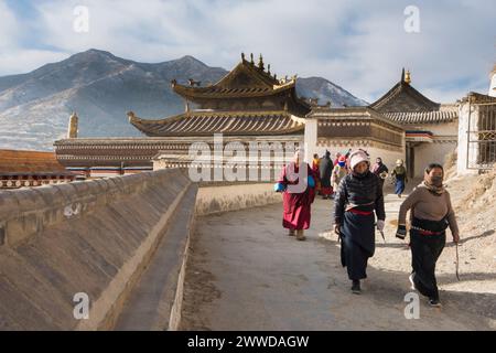 Pilger, die im Uhrzeigersinn umfahren (kora) um das Kloster Labrang. Xiahe County, Gannan, Autonome Tibetische Präfektur, Gansu, China Stockfoto