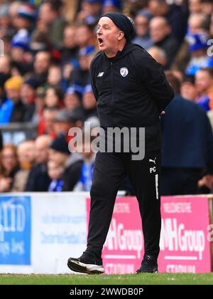 Chesterfield, Großbritannien. März 2024. Chesterfield Manager Paul Cook gibt den Spielern während des Spiels Chesterfield FC gegen Boreham Wood FC Vanarama National League im SMH Group Stadium, Chesterfield, England, Großbritannien am 23. März 2024 Anweisung: Every Second Media/Alamy Live News Stockfoto