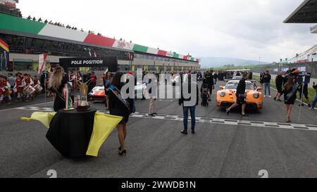 Mugello Circuit, Italien 23/03/2024 - 12h Mugello, Serie 24H. Rennen Teil 1. Autos in Startaufstellung auf der Rennstrecke. Foto: Fabio Pagani/Alamy Live News Stockfoto