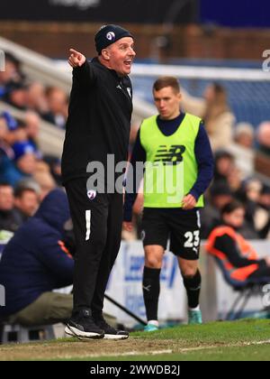 Chesterfield, Großbritannien. März 2024. Chesterfield Manager Paul Cook gibt den Spielern während des Spiels Chesterfield FC gegen Boreham Wood FC Vanarama National League im SMH Group Stadium, Chesterfield, England, Großbritannien am 23. März 2024 Anweisung: Every Second Media/Alamy Live News Stockfoto