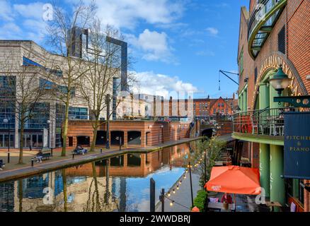 Canalside Cafe von der Brindlayplace Bridge, Birmingham, West Midlands, England, Großbritannien Stockfoto