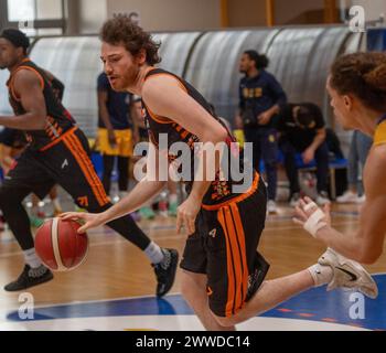 Vevey, Waadt, Schweiz. März 2024. Vevey Schweiz, 23.03.2024: Andrea Brancelli von Lugano Tigers #7 ist während des Vevey Riviera Basket gegen Lugano Tigers im Einsatz. Vevey Riviera Basket gegen Lugano Tigers, der für die Vorphase der Swiss Basket League 2023–2024 zählt. Vevey Riviera Basket gewinnt 97:71. (Kreditbild: © Eric Dubost/ZUMA Press Wire) NUR REDAKTIONELLE VERWENDUNG! Nicht für kommerzielle ZWECKE! Stockfoto