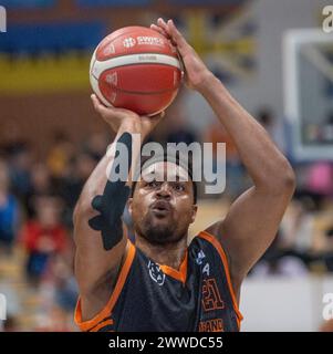 Vevey, Waadt, Schweiz. März 2024. Vevey Schweiz, 23.03.2024: Evan BATTEY of Lugano Tigers #21 ist ein Shooting während Vevey Riviera Basket gegen Lugano Tigers. Vevey Riviera Basket gegen Lugano Tigers, der für die Vorphase der Swiss Basket League 2023–2024 zählt. Vevey Riviera Basket gewinnt 97:71. (Kreditbild: © Eric Dubost/ZUMA Press Wire) NUR REDAKTIONELLE VERWENDUNG! Nicht für kommerzielle ZWECKE! Stockfoto