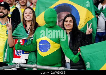 Ein brasilianischer Fan in schickem Kleid zeigt seine Unterstützung in den Tribünen vor dem internationalen Freundschaftsspiel im Wembley Stadium, London. Bilddatum: Samstag, 23. März 2024. Stockfoto