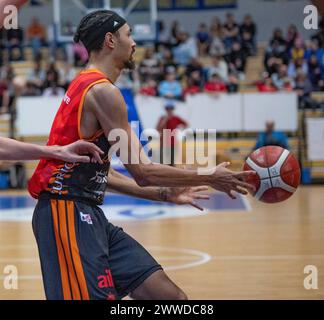 Vevey, Waadt, Schweiz. März 2024. Vevey Schweiz, 23.03.2024: Omar ALI von Lugano Tigers #24 ist in Aktion während Vevey Riviera Basket gegen Lugano Tigers. Vevey Riviera Basket gegen Lugano Tigers und zählt für die Vorphase der Schweizer Basket League 2023–2024. Vevey Riviera Basket gewinnt 97:71. (Kreditbild: © Eric Dubost/ZUMA Press Wire) NUR REDAKTIONELLE VERWENDUNG! Nicht für kommerzielle ZWECKE! Stockfoto