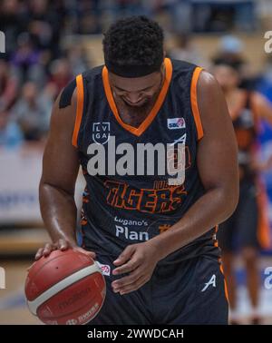 Vevey, Waadt, Schweiz. März 2024. Vevey Schweiz, 23.03.2024: Evan BATTEY of Lugano Tigers #21 ist ein Shooting während Vevey Riviera Basket gegen Lugano Tigers. Vevey Riviera Basket gegen Lugano Tigers und zählt für die Vorphase der Schweizer Basket League 2023–2024. Vevey Riviera Basket gewinnt 97:71. (Kreditbild: © Eric Dubost/ZUMA Press Wire) NUR REDAKTIONELLE VERWENDUNG! Nicht für kommerzielle ZWECKE! Stockfoto