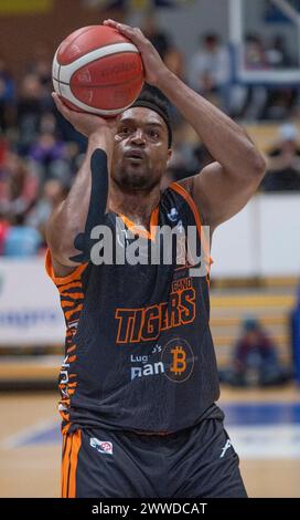 Vevey, Waadt, Schweiz. März 2024. Vevey Schweiz, 23.03.2024: Evan BATTEY of Lugano Tigers #21 ist ein Shooting während Vevey Riviera Basket gegen Lugano Tigers. Vevey Riviera Basket gegen Lugano Tigers und zählt für die Vorphase der Schweizer Basket League 2023–2024. Vevey Riviera Basket gewinnt 97:71. (Kreditbild: © Eric Dubost/ZUMA Press Wire) NUR REDAKTIONELLE VERWENDUNG! Nicht für kommerzielle ZWECKE! Stockfoto