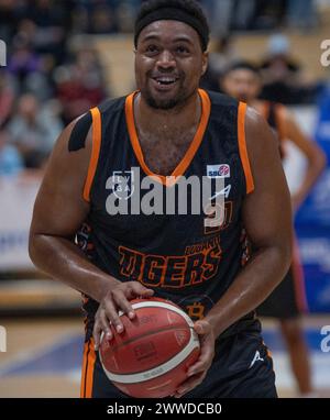 Vevey, Waadt, Schweiz. März 2024. Vevey Schweiz, 23.03.2024: Evan BATTEY of Lugano Tigers #21 ist ein Shooting während Vevey Riviera Basket gegen Lugano Tigers. Vevey Riviera Basket gegen Lugano Tigers und zählt für die Vorphase der Schweizer Basket League 2023–2024. Vevey Riviera Basket gewinnt 97:71. (Kreditbild: © Eric Dubost/ZUMA Press Wire) NUR REDAKTIONELLE VERWENDUNG! Nicht für kommerzielle ZWECKE! Stockfoto