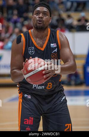 Vevey, Waadt, Schweiz. März 2024. Vevey Schweiz, 23.03.2024: Evan BATTEY of Lugano Tigers #21 ist ein Shooting während Vevey Riviera Basket gegen Lugano Tigers. Vevey Riviera Basket gegen Lugano Tigers und zählt für die Vorphase der Schweizer Basket League 2023–2024. Vevey Riviera Basket gewinnt 97:71. (Kreditbild: © Eric Dubost/ZUMA Press Wire) NUR REDAKTIONELLE VERWENDUNG! Nicht für kommerzielle ZWECKE! Stockfoto