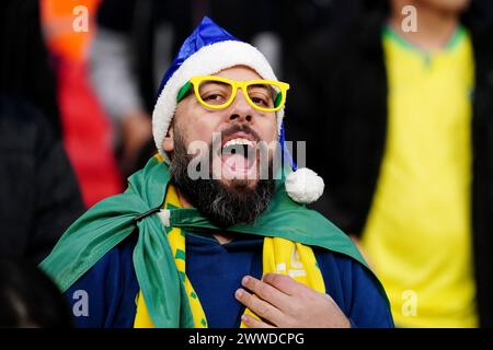 Ein brasilianischer Fan zeigt seine Unterstützung in den Tribünen vor dem internationalen Freundschaftsspiel im Wembley Stadium in London. Bilddatum: Samstag, 23. März 2024. Stockfoto
