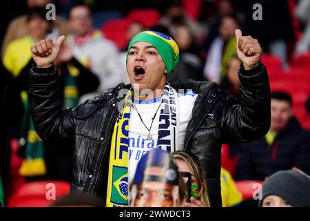 Ein brasilianischer Fan zeigt seine Unterstützung in den Tribünen vor dem internationalen Freundschaftsspiel im Wembley Stadium in London. Bilddatum: Samstag, 23. März 2024. Stockfoto