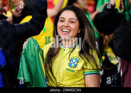 Ein brasilianischer Fan zeigt seine Unterstützung in den Tribünen vor dem internationalen Freundschaftsspiel im Wembley Stadium in London. Bilddatum: Samstag, 23. März 2024. Stockfoto