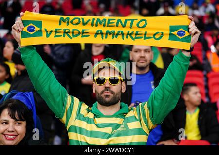 Ein brasilianischer Fan zeigt seine Unterstützung in den Tribünen vor dem internationalen Freundschaftsspiel im Wembley Stadium in London. Bilddatum: Samstag, 23. März 2024. Stockfoto