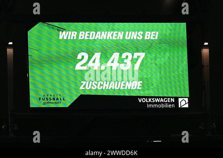 Wolfsburg, Deutschland. März 2024. Fußball, Frauen: Bundesliga, VfL Wolfsburg - Bayern München, Spieltag 17, Volkswagen Arena. Ansicht der Anzeigetafel mit der offiziellen Publikumsnummer 24437. Hinweis: Swen Pförtner/dpa – WICHTIGER HINWEIS: gemäß den Vorschriften der DFL Deutscher Fußball-Liga und des DFB Deutscher Fußball-Bundes ist es verboten, im Stadion und/oder des Spiels aufgenommene Fotografien in Form von sequenziellen Bildern und/oder videoähnlichen Fotoserien zu verwenden oder zu nutzen./dpa/Alamy Live News Stockfoto