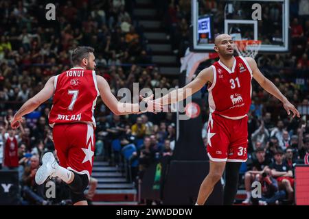 Shavon Shields #31 der EA7 Emporio Armani Milan (R) feiert mit Stefano Tonut #7 der EA7 Emporio Armani Milan (L) während des regulären Saisonspiels der Turkish Airlines EuroLeague 2023/24 in der Runde 31 zwischen EA7 Emporio Armani Milan und Fenerbahce Beko Istanbul im Mediolanum Forum. Endergebnis; EA7 Milan 77:76 Fenerbahce. Stockfoto