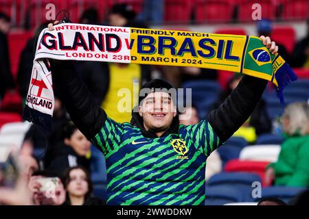 Ein brasilianischer Fan zeigt seine Unterstützung in den Tribünen vor dem internationalen Freundschaftsspiel im Wembley Stadium in London. Bilddatum: Samstag, 23. März 2024. Stockfoto