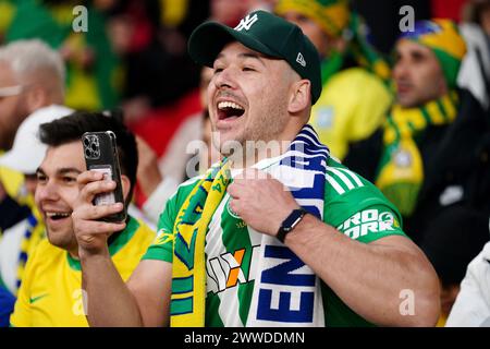 Ein brasilianischer Fan zeigt seine Unterstützung in den Tribünen vor dem internationalen Freundschaftsspiel im Wembley Stadium in London. Bilddatum: Samstag, 23. März 2024. Stockfoto