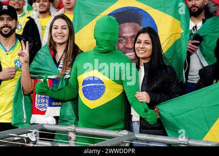 Ein brasilianischer Fan in schickem Kleid zeigt seine Unterstützung in den Tribünen vor dem internationalen Freundschaftsspiel im Wembley Stadium, London. Bilddatum: Samstag, 23. März 2024. Stockfoto