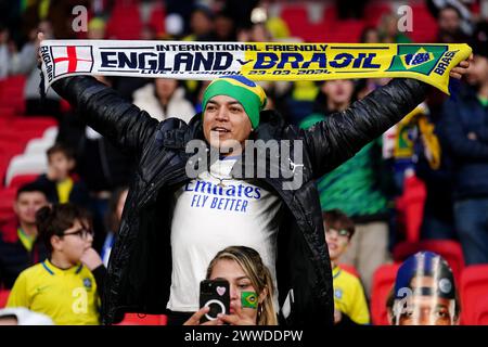 Ein brasilianischer Fan zeigt seine Unterstützung in den Tribünen vor dem internationalen Freundschaftsspiel im Wembley Stadium in London. Bilddatum: Samstag, 23. März 2024. Stockfoto