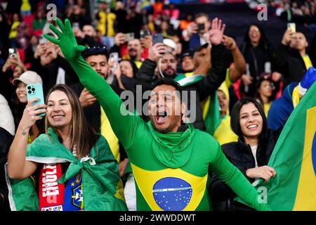 Ein brasilianischer Fan zeigt seine Unterstützung in den Tribünen vor dem internationalen Freundschaftsspiel im Wembley Stadium in London. Bilddatum: Samstag, 23. März 2024. Stockfoto